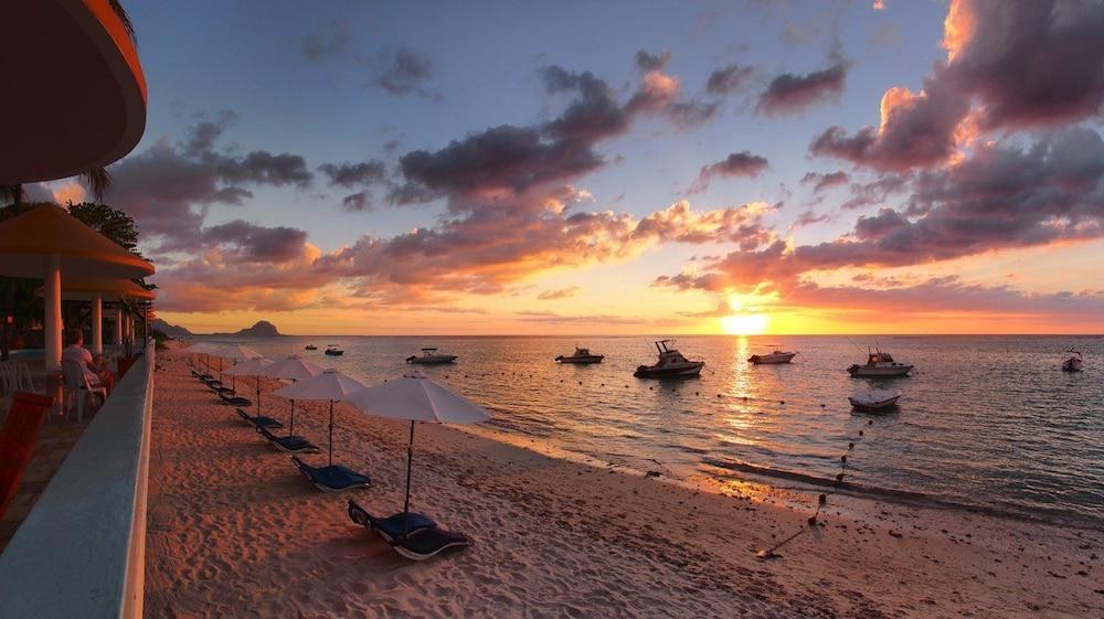 Gold Beach Resort Flic en Flac Экстерьер фото